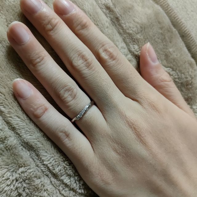 【銀座ダイヤモンドシライシの口コミ】 斜めになっており、真ん中にダイヤが入っているため、光が当たった時にキ…