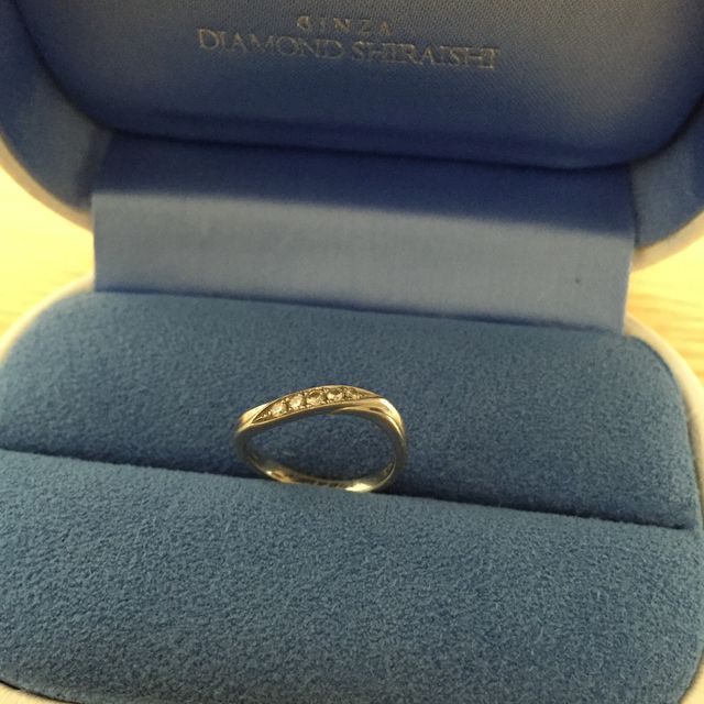 【銀座ダイヤモンドシライシの口コミ】 いろんな形の指輪をはめてみて、ウェーブの形が一番自分の指にしっくりと…