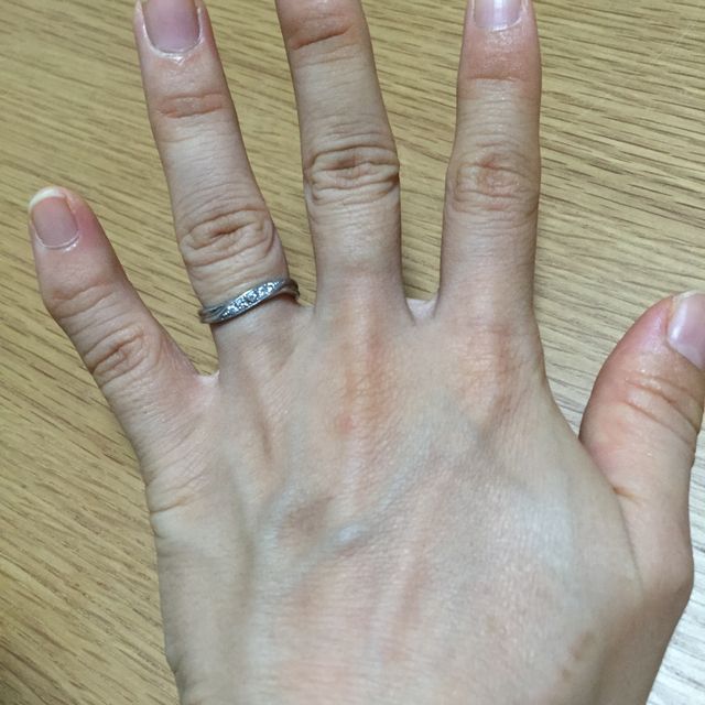 【銀座ダイヤモンドシライシの口コミ】 いろんな形の指輪をはめてみて、ウェーブの形が一番自分の指にしっくりと…