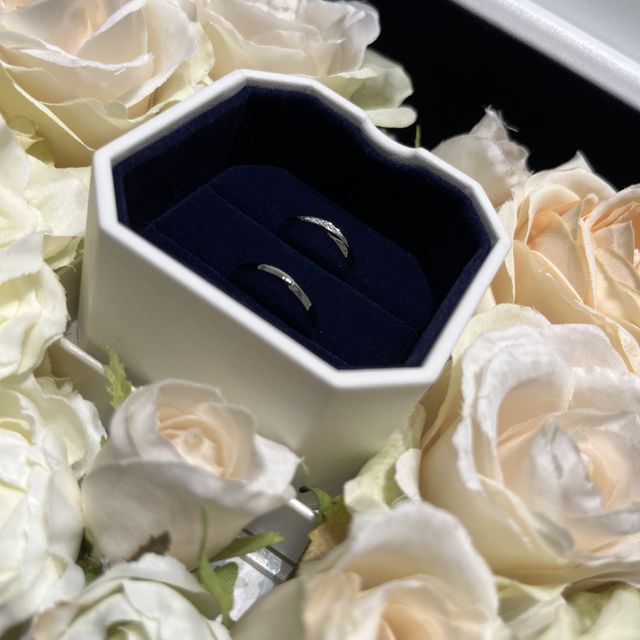 【4℃ BRIDAL(ヨンドシーブライダル)の口コミ】 指輪のデザインが少しウェーブしている+ダイヤは数個欲しいという指輪を探…