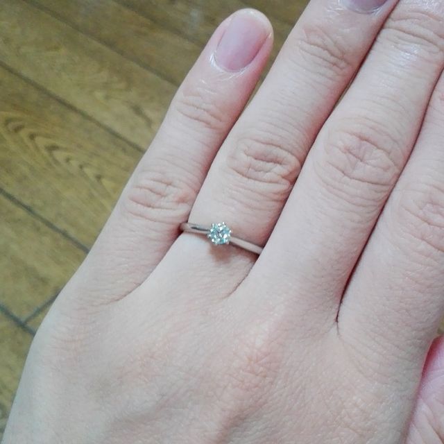 【銀座ダイヤモンドシライシの口コミ】 【婚約指輪　Ever after】
シンプルで一見王道なデザインですが、リング部…