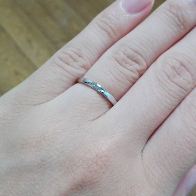 【銀座ダイヤモンドシライシの口コミ】 【婚約指輪　Ever after】
シンプルで一見王道なデザインですが、リング部…