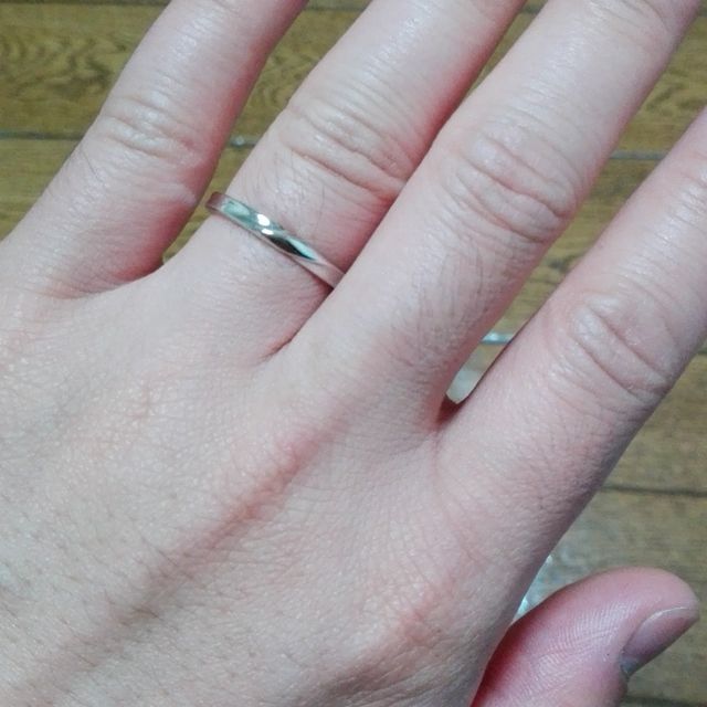 【銀座ダイヤモンドシライシの口コミ】 【婚約指輪　Ever after】
シンプルで一見王道なデザインですが、リング部…