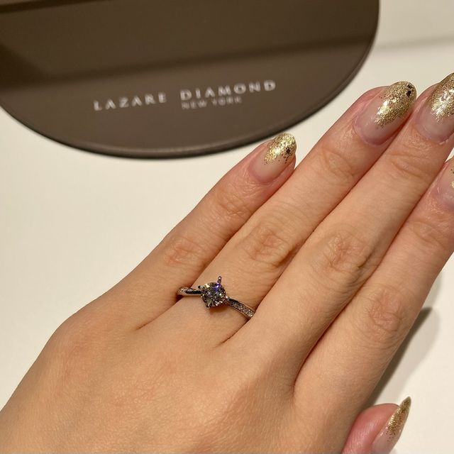 【ラザール ダイヤモンド(LAZARE DIAMOND)の口コミ】 ツイストされたデザインで、指が長く見えます。こちらのお店はダイヤが黒…