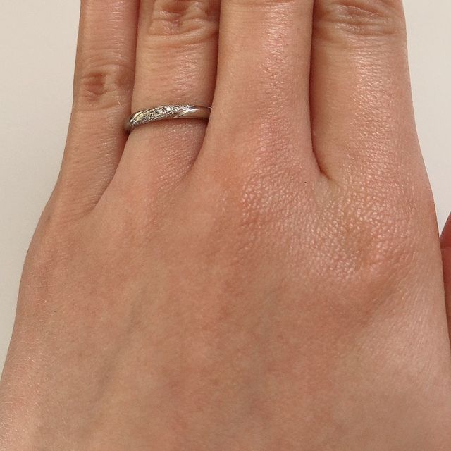 【エクセルコダイヤモンド(EXELCO DIAMOND)の口コミ】 他のブランドにはないリングデザインが
あったのが決め手です。
エンゲー…