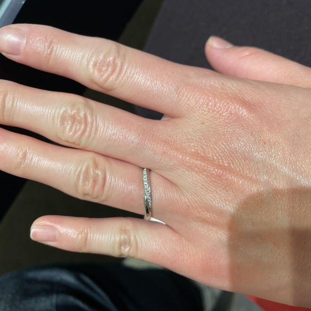 【銀座ダイヤモンドシライシの口コミ】 ウェーブデザインの中でも個性的なデザインなので、普通のウェーブでは物…