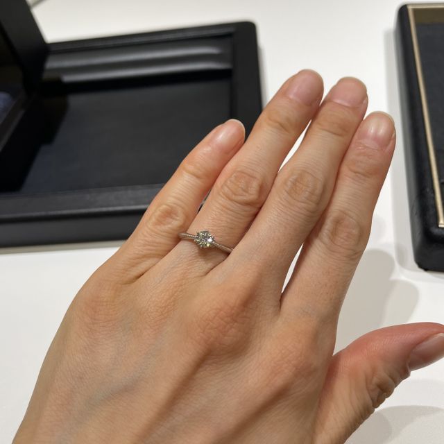 【ラザール ダイヤモンド(LAZARE DIAMOND)の口コミ】 婚約指輪といえばダイヤモンドだったので、ダイヤの質にこだわってブラン…