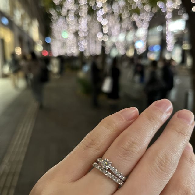 【MAGNOLIA WHITE JEWELRY(マグノリアホワイトジュエリー)の口コミ】 センターのサイドの石が少し小さいデザインが可愛くて一目惚れ。ダイヤの…