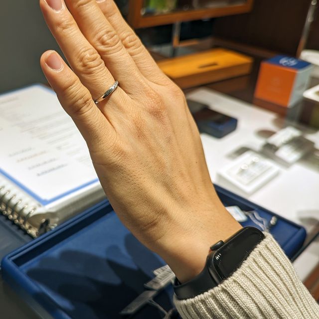 【銀座ダイヤモンドシライシの口コミ】 ウェーブ型のデザインを着用しました。価格感については非常に低価格でし…