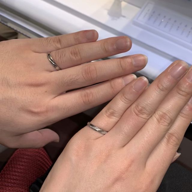 【GALA JEWELRY(ガラジュエリー)の口コミ】 店頭にはたくさんの種類がありましたが、ウェーブで適度なダイヤが入って…