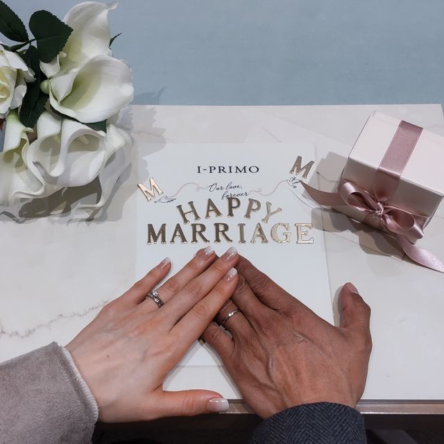 【アイプリモ(I-PRIMO)の口コミ】 婚約指輪はとてもシンプルですが台座にもダイヤが入っていて、横から見た…