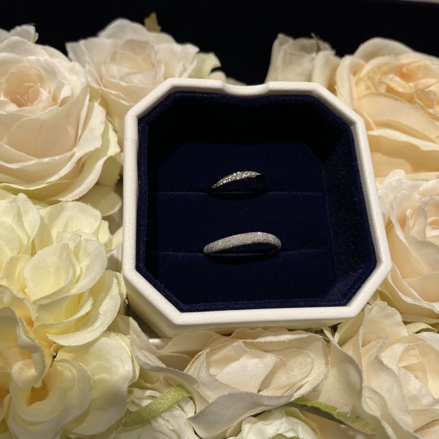 【4℃ BRIDAL(ヨンドシーブライダル)の口コミ】 シンプル過ぎるのは嫌だったので、ダイヤが1つだけというよりは数個欲しか…