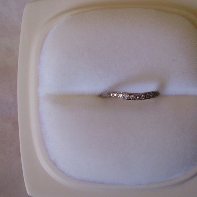 【俄(にわか)の口コミ】 V字型なので、指が長く綺麗に見えました。
ダイヤモンドも一周ではないの…