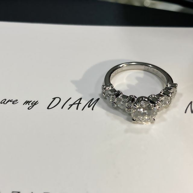 【ラザール ダイヤモンド(LAZARE DIAMOND)の口コミ】 センターのダイヤモンドの価値と輝き、それに負けない指輪のデザイン、お…