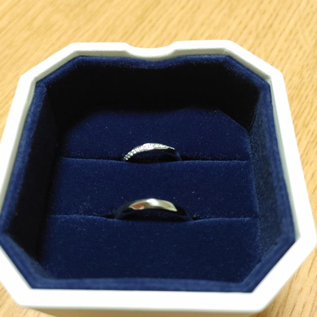 【4℃ BRIDAL(ヨンドシーブライダル)の口コミ】 波打ったデザインで婚約指輪と合わせるとフィットする感じが決めてです。…