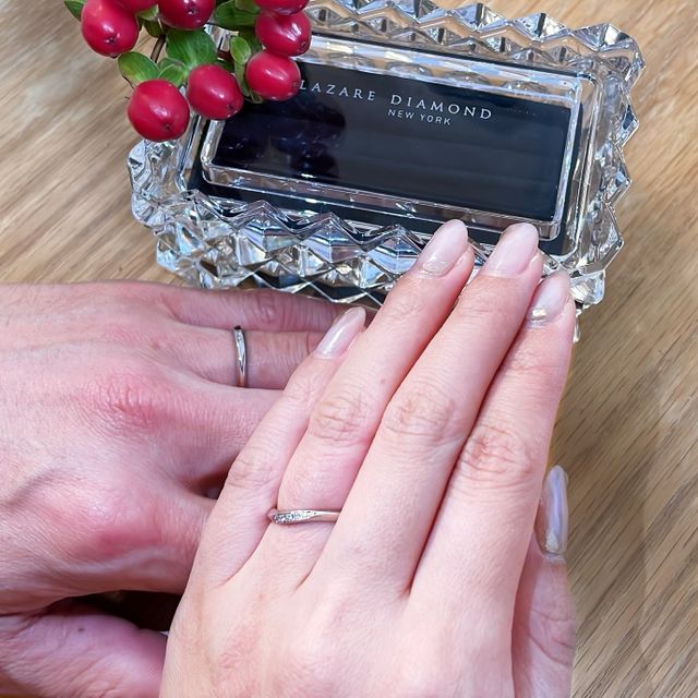 【ラザール ダイヤモンド(LAZARE DIAMOND)の口コミ】 指輪のデザインをいろいろ付けてみて、指の形・太さ・長さなどから、お互…