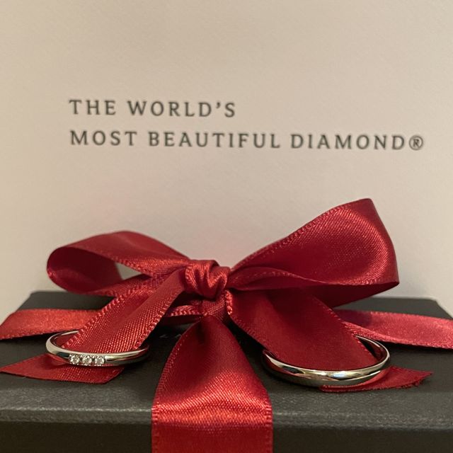 【ラザール ダイヤモンド(LAZARE DIAMOND)の口コミ】 シンプルなデザインを探してました。
1つのダイヤと5つのダイヤとも迷いま…