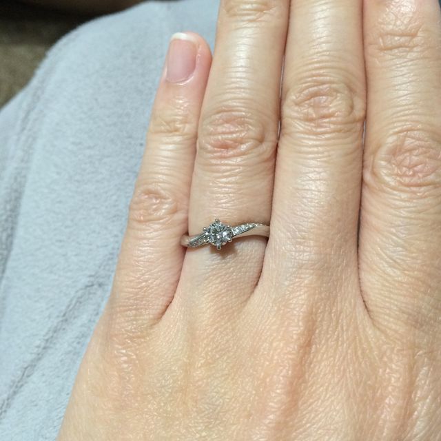 【4℃ BRIDAL(ヨンドシーブライダル)の口コミ】 指に馴染むものが良かったので、店員さんに相談したらストレートタイプよ…