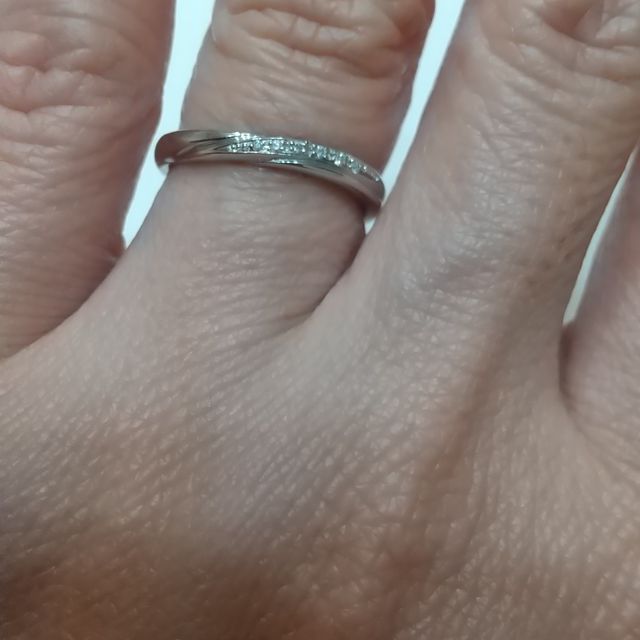 【銀座ダイヤモンドシライシの口コミ】 最初はゴールドの素材に石が３点ほど配置されたものを検討していました。…