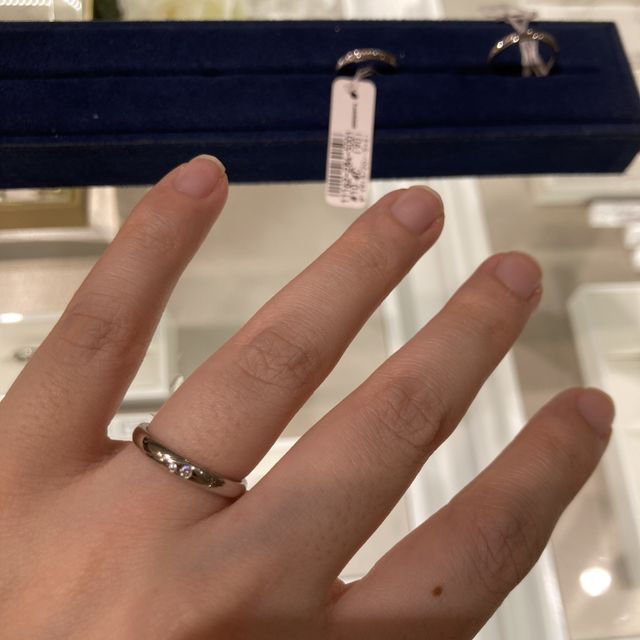 【4℃ BRIDAL(ヨンドシーブライダル)の口コミ】 他のブランドより石付きでも安い印象。しかしプラチナの輝きもしっかりし…