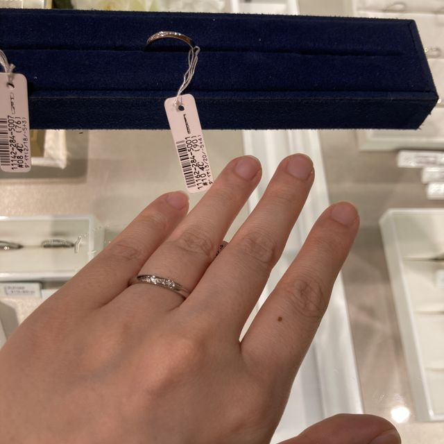 【4℃ BRIDAL(ヨンドシーブライダル)の口コミ】 他のブランドより石付きでも安い印象。しかしプラチナの輝きもしっかりし…