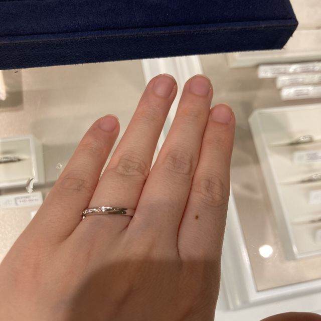 【4℃ BRIDAL(ヨンドシーブライダル)の口コミ】 他のブランドより石付きでも安い印象。しかしプラチナの輝きもしっかりし…