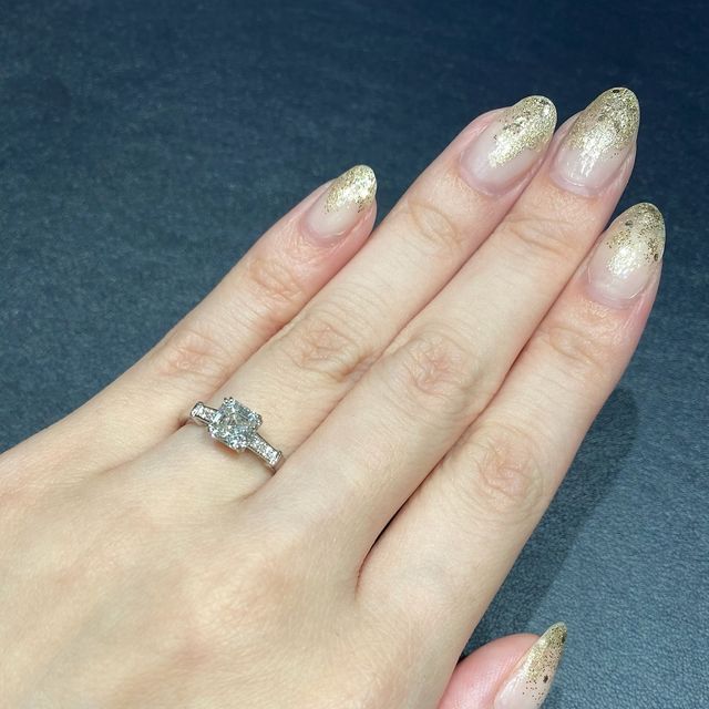 【ROYAL ASSCHER(ロイヤル・アッシャー)の口コミ】 少し珍しいデザインのリングも気になり、こちらのエメラルドカットのデザ…