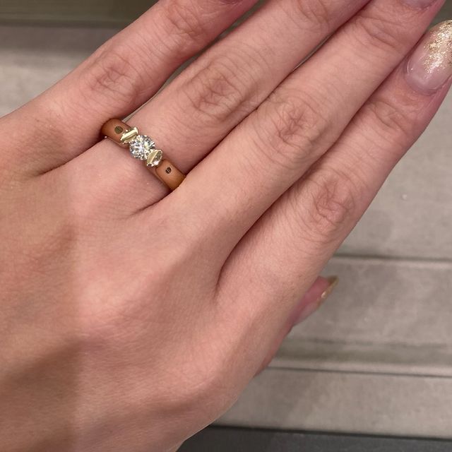 【NIESSING(ニーシング)の口コミ】 ダイヤ周りの爪部分が立ち上がったデザインで、立ち上がっていないタイプ…