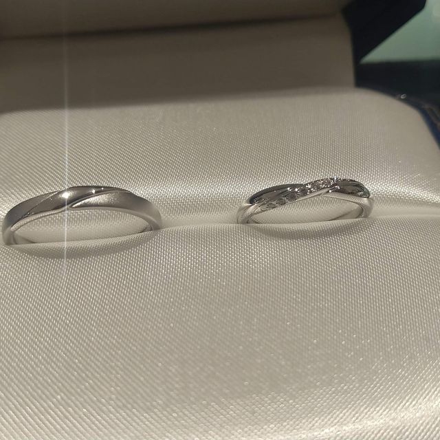 【ヴァンドーム青山(VENDOME AOYAMA)の口コミ】 女性のデザインはシンプルでありながらダイヤ並んでおり華やかさが特徴的…