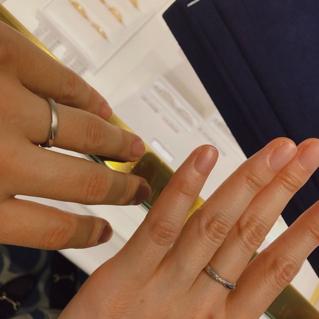 【ヴァンドーム青山(VENDOME AOYAMA)の口コミ】 女性のデザインはシンプルでありながらダイヤ並んでおり華やかさが特徴的…