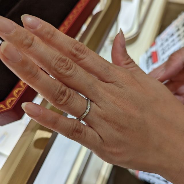 【カルティエ(Cartier)の口コミ】 曲線のデザインが女性らしく美しい
ライン状に配置されたダイヤモンドの煌…