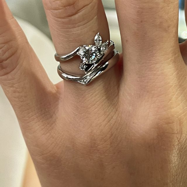 【アイプリモ(I-PRIMO)の口コミ】 奥さんの婚約指輪にピッタリのデザインを優先しました。
また、私の手は関…
