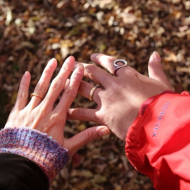 【Cayof(カヨフ)の口コミ】 結婚指輪はふたつの素材が一本のリングになっていてメンズは太めで落ち着…