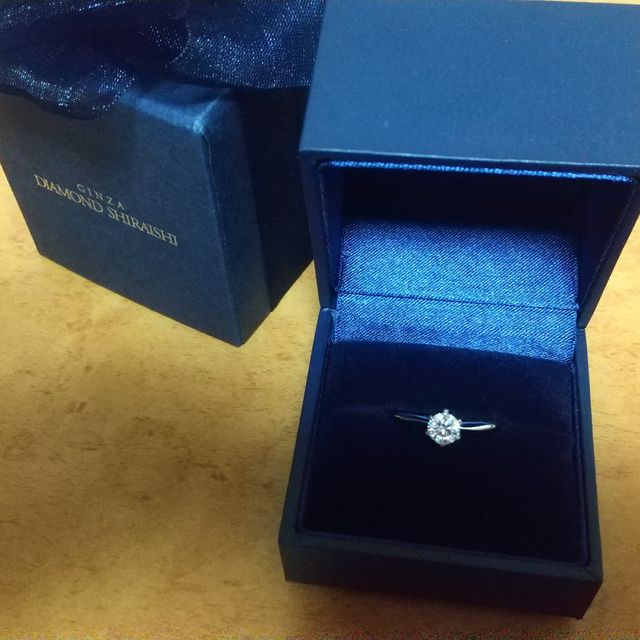 【銀座ダイヤモンドシライシの口コミ】 カラットの大きさが記念の数字だったのと、4Cのその他のランクが気に入っ…