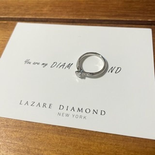 【ラザール ダイヤモンド(LAZARE DIAMOND)の口コミ】 全体的にデザインが上品且つ可愛いです。
王道の一つダイヤでないものを探…