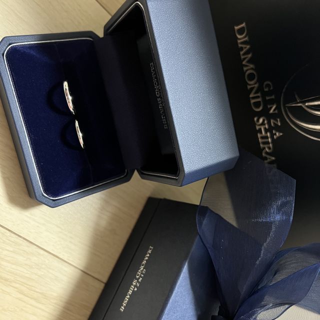 【銀座ダイヤモンドシライシの口コミ】 とにかくシンプルな物が良く、こちらの指輪に決めました。サイズも細かく…