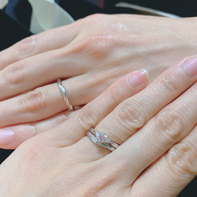 【エクセルコダイヤモンド(EXELCO DIAMOND)の口コミ】 指が長く見えるVラインがどちらの手にも似合ってて、シンプルさもありつつ…