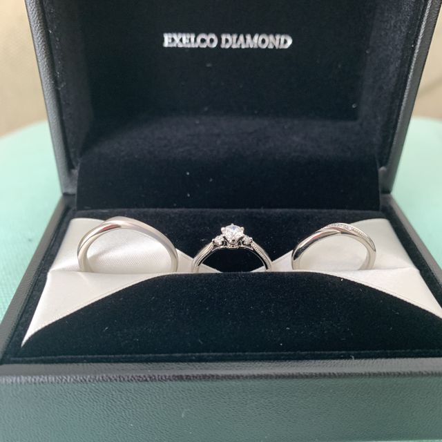 【エクセルコダイヤモンド(EXELCO DIAMOND)の口コミ】 指が長く見えるVラインがどちらの手にも似合ってて、シンプルさもありつつ…