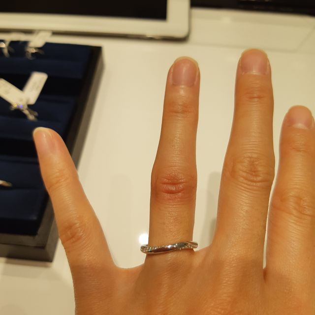 【4℃ BRIDAL(ヨンドシーブライダル)の口コミ】 シンプルで上品な指輪でした。普段使いできるような、指輪で強度のあるプ…