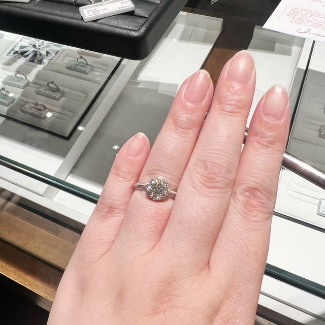 【I's stone(アイズストーン)の口コミ】 とにかくダイヤが綺麗です。見える部分は全部ダイヤなのでちょっと手を動…