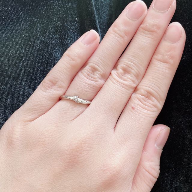 【俄(にわか)の口コミ】 シンプルでありながら婚約指輪の様なエレガントさもあり、定番のデザイン…