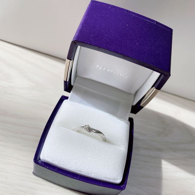 【俄(にわか)の口コミ】 シンプルでありながら婚約指輪の様なエレガントさもあり、定番のデザイン…