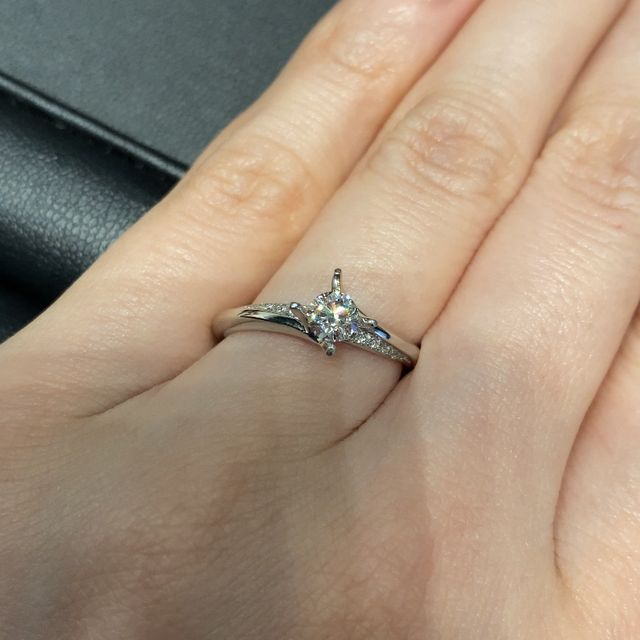 【エクセルコダイヤモンド(EXELCO DIAMOND)の口コミ】 最初は他ブランドにて、ソリティアかメレにするか悩んでおりました。王道…