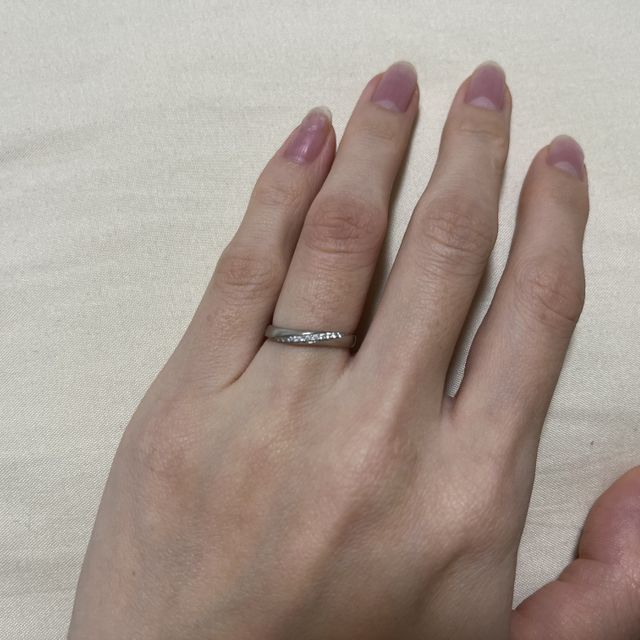 【4℃ BRIDAL(ヨンドシーブライダル)の口コミ】 婚約指輪をもらったブランドが4℃だったのもありますが、シンプルで値段的…