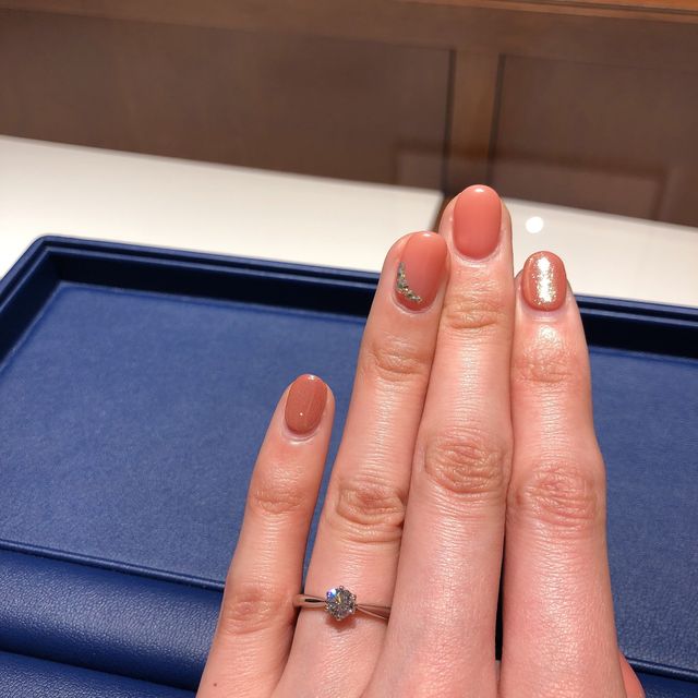 【銀座ダイヤモンドシライシの口コミ】 シンプルで着け心地の良さに惹かれました。
どのデザインの指輪を重ねずけ…