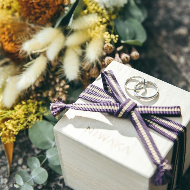 【俄(にわか)の口コミ】 指輪のデザインがV字で気に入った。
裏に刻印（日にち、名前、裏側のダイ…