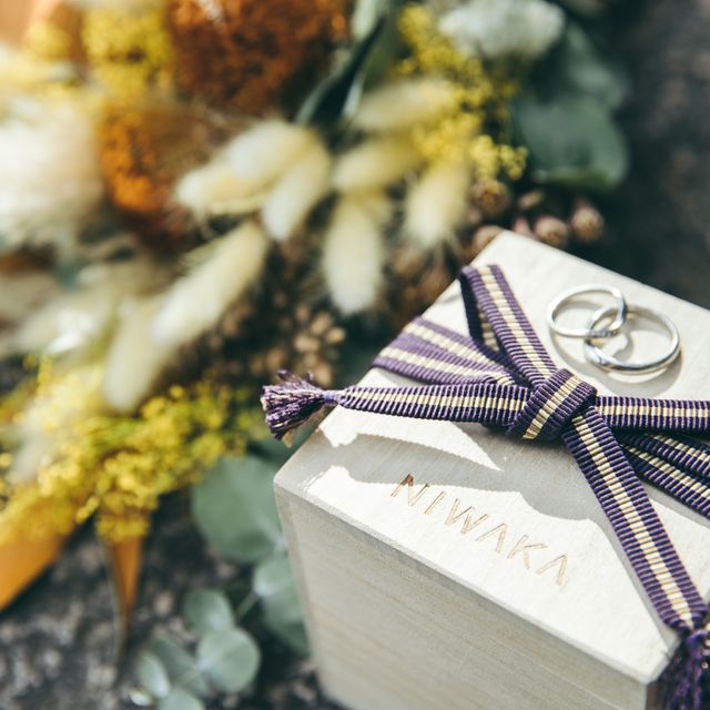 【俄(にわか)の口コミ】 指輪のデザインがV字で気に入った。
裏に刻印（日にち、名前、裏側のダイ…