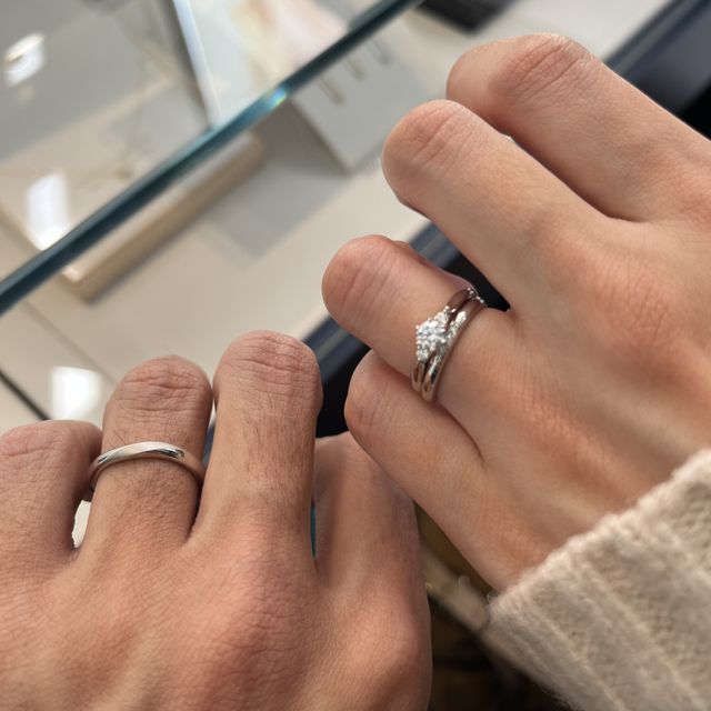 【銀座ダイヤモンドシライシの口コミ】 妻の指輪のデザインがとても可愛らしく、婚約指輪、結婚指輪セットで着け…