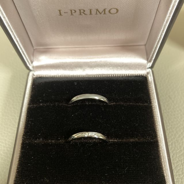 【アイプリモ(I-PRIMO)の口コミ】 彼の指輪には表面を加工していただき斜めにラインが入るようなデザインに…