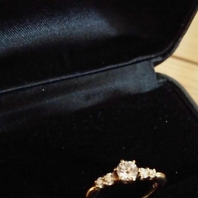 【エクセルコダイヤモンド(EXELCO DIAMOND)の口コミ】 婚約指輪はゴールドでメレダイヤモンドで指がきれいに見えるデザインで、…